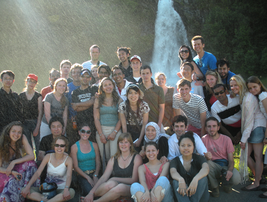 Sommarskule-studentar ved Steinsdalsfossen Foto: Jeanette Vik