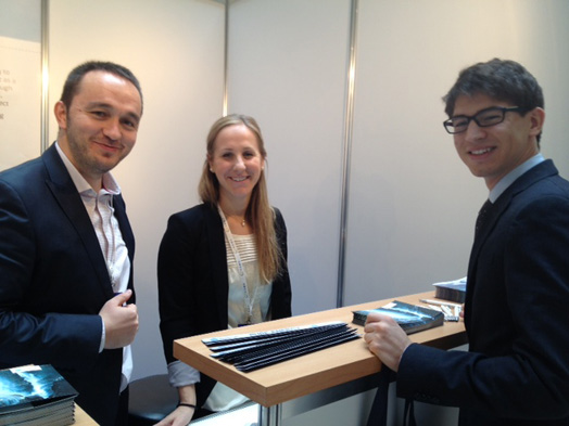 CEMS-student Fancesco Polano (til høgre) i samtale med Anduvap Servet Akgün and Karolina Orleanski frå Statkraft, CEMS Karriereforum 2012 (Foto: Stella Gjerstad)