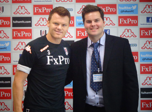 Kontorfaglærling Idar Hunskår Furevik og fotballproff John Arne Riise (Privat foto)