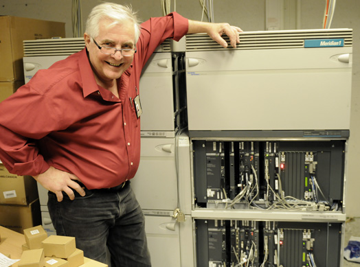 Roy Myklbust og den gamle telefonsentralen (Foto: Hallvard Lyssand)