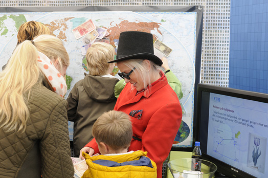 Forskningsstand på Festplassen 2012. Her med Ingrid Eldhuset, alias Onkel Skrue.