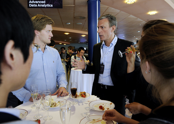 NHH Forum 2013, mingling med Rolf Erik Ryssdal (Foto: Helge Skodvin)