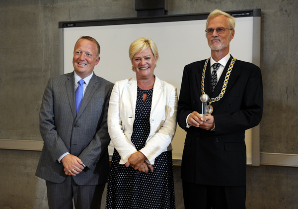 Statsbyggdirektør Harald Nikolaisen, kunnskapsminister Kristin Halvorsen og NHH-rektor Frøystein Gjesdal med den symbolske nøkkelen til nybygget. (Foto: Helge Skodvin)