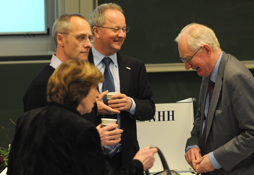 Tone Sandmo, professor Guttorm Schjelderup, rektor Jan I. Haaland og professor Anthony Barnes Atkinson (Foto: Sigrid Folkestad)